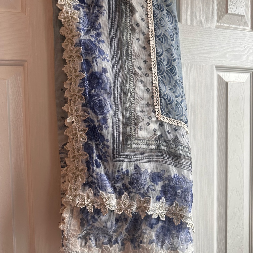 Suffuse pakistani dress White and Blue Floral - Picture 7 of 8